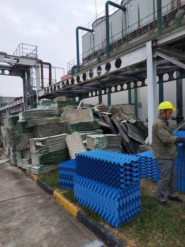 重庆新津方形逆流冷却塔1600T冷却塔填料更换现场